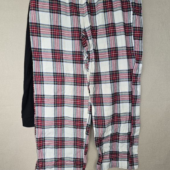 GAP holiday Women's Long Sleeve Thermal Shirt and Flannel Pant 2 Piece - Picture 10 of 10